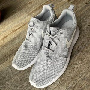 Light Grey Nike Roshe Sneakers W 9
